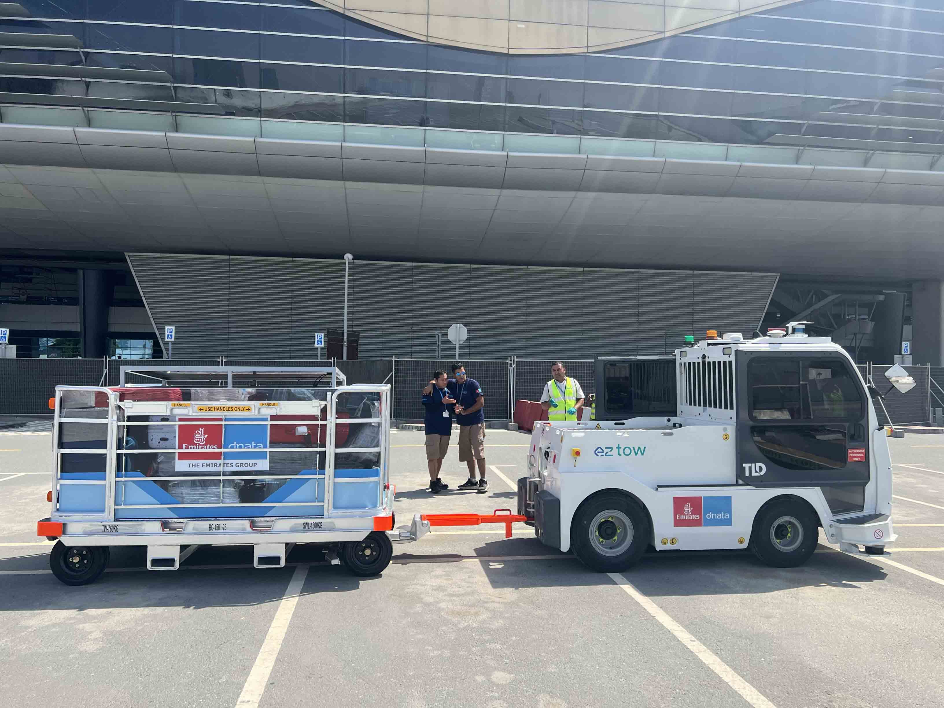 EZTow Autonomous Tow Tractor in Partnership with dnata 