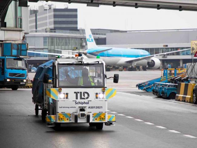 ​  TractEasy transporting baggage at Schiphol airport  ​